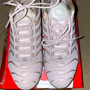 US women size 9.5 Air max plus